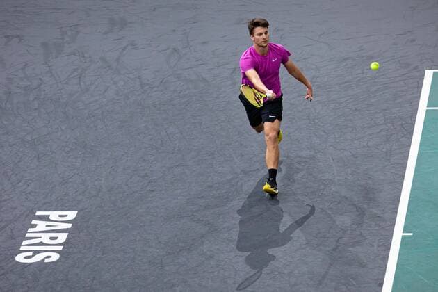 Paris, France le 4 novembre 2020 - Le Serbe Miomir KECMANOVIC joue une balle contre l Allemand Alexander ZVEREV lors du deuxieme tour de match de tennis en simple masculin au troisieme jour du tournoi de tennis en salle ATP, Tennis Herren World Tour Masters 1000 - Paris Masters (Paris Bercy) - a l Arena AccorHotels. Miomir KECMANOVIC of Serbia plays a return against Alexander ZVEREV of Germany during their men s singles second round tennis match on day 3 at the ATP World Tour Masters 1000 - Paris Masters (Paris Bercy) - indoor tennis tournament at The AccorHotels Arena in Paris on November 4, 2020.  Copyright: xAurelienxMorissardx