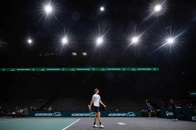 Paris, France le 4 novembre 2020 - L Allemand Alexander ZVEREV joue une balle contre le Serbe Miomir KECMANOVIC lors du deuxieme tour de match de tennis en simple masculin au troisieme jour du tournoi de tennis en salle ATP, Tennis Herren World Tour Masters 1000 - Paris Masters (Paris Bercy) - a l Arena AccorHotels. Alexander ZVEREV of Germany plays a return against Miomir KECMANOVIC of Serbia during their men s singles second round tennis match on day 3 at the ATP World Tour Masters 1000 - Paris Masters (Paris Bercy) - indoor tennis tournament at The AccorHotels Arena in Paris on November 4, 2020.  Copyright: xAurelienxMorissardx