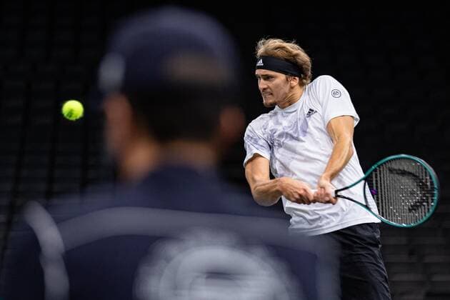 Paris, France le 4 novembre 2020 - L Allemand Alexander ZVEREV joue une balle contre le Serbe Miomir KECMANOVIC lors du deuxieme tour de match de tennis en simple masculin au troisieme jour du tournoi de tennis en salle ATP, Tennis Herren World Tour Masters 1000 - Paris Masters (Paris Bercy) - a l Arena AccorHotels. Alexander ZVEREV of Germany plays a return against Miomir KECMANOVIC of Serbia during their men s singles second round tennis match on day 3 at the ATP World Tour Masters 1000 - Paris Masters (Paris Bercy) - indoor tennis tournament at The AccorHotels Arena in Paris on November 4, 2020.  Copyright: xAurelienxMorissardx
