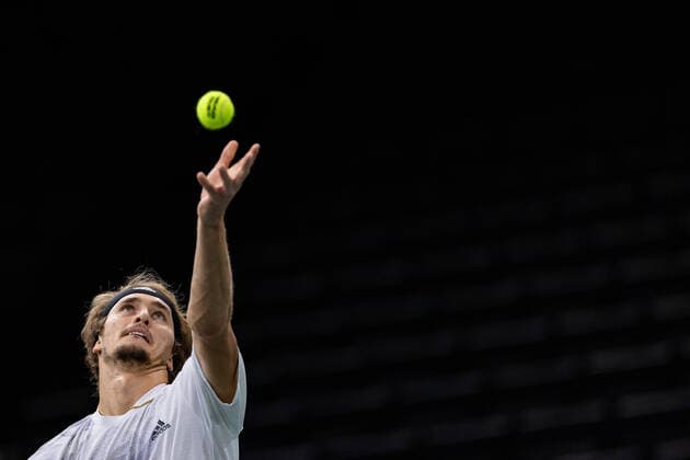 Paris, France le 4 novembre 2020 - L Allemand Alexander ZVEREV joue une balle contre le Serbe Miomir KECMANOVIC lors du deuxieme tour de match de tennis en simple masculin au troisieme jour du tournoi de tennis en salle ATP, Tennis Herren World Tour Masters 1000 - Paris Masters (Paris Bercy) - a l Arena AccorHotels. Alexander ZVEREV of Germany plays a return against Miomir KECMANOVIC of Serbia during their men s singles second round tennis match on day 3 at the ATP World Tour Masters 1000 - Paris Masters (Paris Bercy) - indoor tennis tournament at The AccorHotels Arena in Paris on November 4, 2020.  Copyright: xAurelienxMorissardx