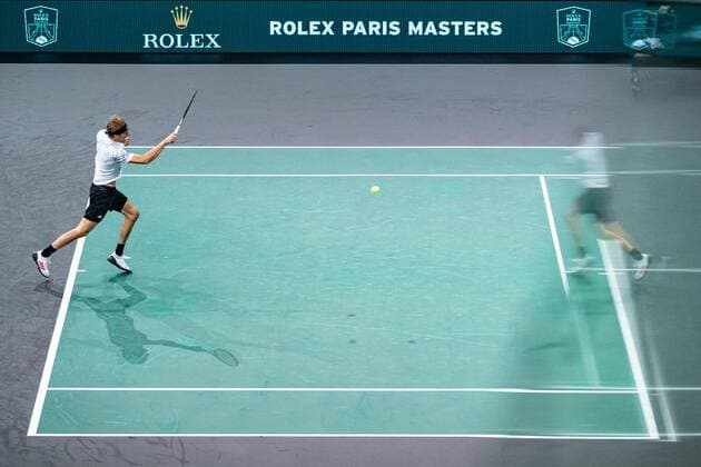 Paris, France le 4 novembre 2020 - L Allemand Alexander ZVEREV joue une balle contre le Serbe Miomir KECMANOVIC lors du deuxieme tour de match de tennis en simple masculin au troisieme jour du tournoi de tennis en salle ATP, Tennis Herren World Tour Masters 1000 - Paris Masters (Paris Bercy) - a l Arena AccorHotels. Alexander ZVEREV of Germany plays a return against Miomir KECMANOVIC of Serbia during their men s singles second round tennis match on day 3 at the ATP World Tour Masters 1000 - Paris Masters (Paris Bercy) - indoor tennis tournament at The AccorHotels Arena in Paris on November 4, 2020.  Copyright: xAurelienxMorissardx