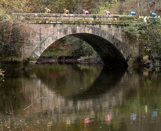 Cyclists are seen during the 15th stage of the Spanish Cycling Vuelta, a 230.8km race from Mos, Galicia, to Puebla de Sanabria, Zamora, in Spain, 05 November 2020. 15th stage of the Spanish cycling Vuelta !ACHTUNG: NUR REDAKTIONELLE NUTZUNG!  Copyright: xKikoxHuescax(es-ES)x GRAF4549 20201105-637401803808394724