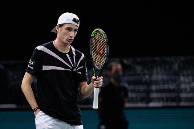 Paris, France le 5 novembre 2020 - Le Francais Ugo HUMBERT contre le Croate Marin CILIC lors du 1 8e de finale de tennis en simple masculin au quatrieme jour du tournoi de tennis en salle ATP, Tennis Herren World Tour Masters 1000 - Paris Masters (Paris Bercy) - a l Arena AccorHotels. Ugo HUMBERT of France against Marin CILIC of Croatia during their Round of 8 men s singles tennis match on day 4 at the ATP World Tour Masters 1000 - Paris Masters (Paris Bercy) - indoor tennis tournament at The AccorHotels Arena in Paris on November 5, 2020.  Copyright: xAurelienxMorissardx