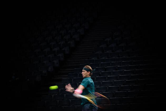 Paris, France le 5 novembre 2020 - L Espagnol Rafael NADAL contre l Australien Jordan THOMPSON lors du 1 8e de finale de tennis en simple masculin au quatrieme jour du tournoi de tennis en salle ATP, Tennis Herren World Tour Masters 1000 - Paris Masters (Paris Bercy) - a l Arena AccorHotels. Rafael NADAL of Spain against Jordan THOMPSON of Australia during their Round of 8 men s singles tennis match on day 4 at the ATP World Tour Masters 1000 - Paris Masters (Paris Bercy) - indoor tennis tournament at The AccorHotels Arena in Paris on November 5, 2020.  Copyright: xAurelienxMorissardx