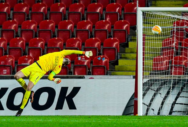 Sport Bilder des Tages Goalie of Slavia Praha Ondrej Kolar receives a goal during the Football Europa League 3rd round group C match: Slavia Praha vs Nice in Sinobo Stadium, Prague, Czech Republic, November 5, 2020. (CTKxPhoto RomanxVondrous) CTKPhotoP202011051080901  vnd