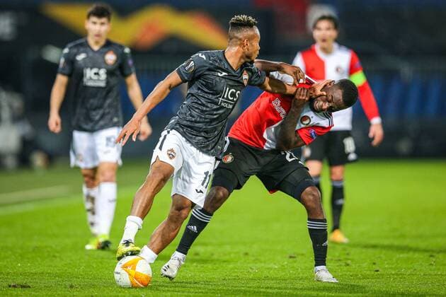 ROTTERDAM lr Chidera Ejuke of CSKA Moscow, Lutsharel Geertruida or Feyenoord during the UEFA Europa League match in group K between Feyenoord and CSKA Moscow in the Kuip on November 5, 2020 in Rotterdam, The Netherlands UEFA Europa League 2020 2021 xVIxANPxSportx xxANPxIVx 424854503