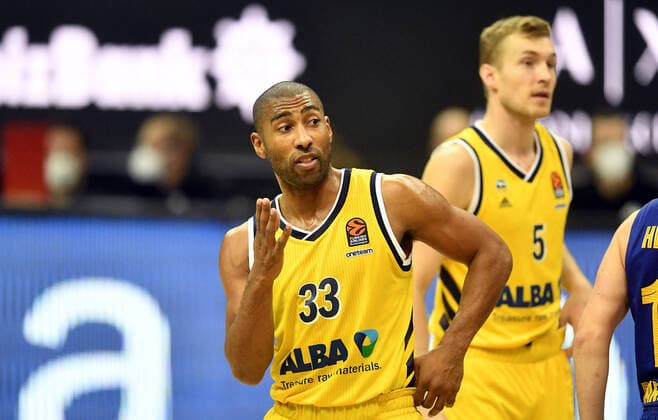 Jayson Granger ALBA , disappointed, hinrten Niels Giffey ALBA , ALBA Berlin FC Barcelona Basketball Basketball, Turkish Airlines Euroleague, Group stage, preliminary round, men, men, men, men, season 2020 2021 Berlin, 5 11 2020 Mercedes Benz Arena