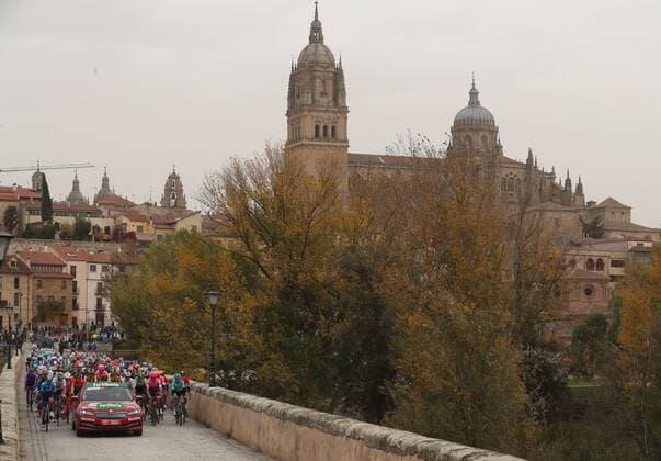 Cyclists in action during the 16th stage of the Spanish Cycling Vuelta, a 162km race from Salamanca to Ciudad Rodrigo, Salamanca, in Spain, 06 November 2020. 16th stage of the Spanish cycling Vuelta !ACHTUNG: NUR REDAKTIONELLE NUTZUNG!  Copyright: xKikoxHuescax GRAF5150 20201106-637402654107840567
