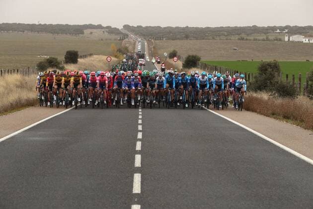 Sport Bilder des Tages The pack of riders in action during the 16th stage of the Spanish Cycling Vuelta, a 162km race from Salamanca to Ciudad Rodrigo, Salamanca, in Spain, 06 November 2020. 16th stage of the Spanish cycling Vuelta !ACHTUNG: NUR REDAKTIONELLE NUTZUNG!  Copyright: xKikoxHuescax GRAF5283 20201106-637402716506217727