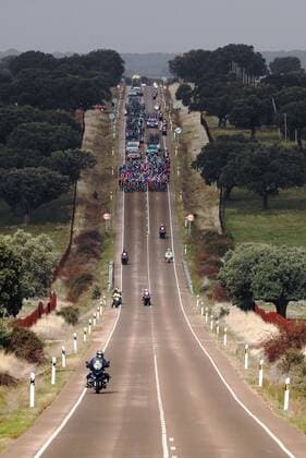 The pack of riders in action during the 16th stage of the Spanish Cycling Vuelta, a 162km race from Salamanca to Ciudad Rodrigo, Salamanca, in Spain, 06 November 2020. 16th stage of the Spanish cycling Vuelta !ACHTUNG: NUR REDAKTIONELLE NUTZUNG!  Copyright: xKikoxHuescax GRAF5285 20201106-637402717149336113
