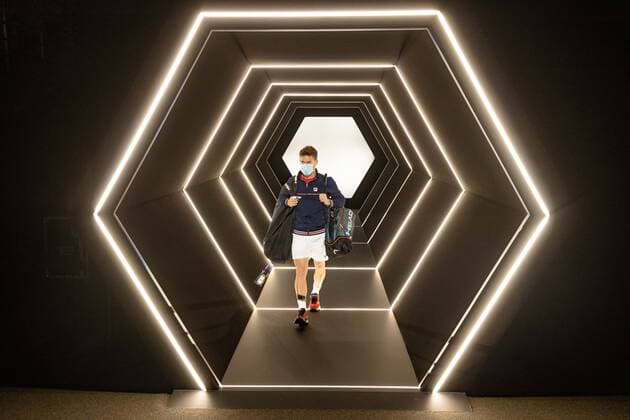 Paris, France le 6 novembre 2020 - L Argentin Diego SCHWARTZMAN contre le Russe Daniil MEDVEDEV lors du Quart de finale de tennis en simple masculin au cinquieme jour du tournoi de tennis en salle ATP, Tennis Herren World Tour Masters 1000 - Paris Masters (Paris Bercy) - a l Arena AccorHotels. Diego SCHWARTZMAN of Argentina against Daniil MEDVEDEV of Russia during their Quarter Final men s singles tennis match on day 5 at the ATP World Tour Masters 1000 - Paris Masters (Paris Bercy) - indoor tennis tournament at The AccorHotels Arena in Paris on November 6, 2020.  Copyright: xAurelienxMorissardx
