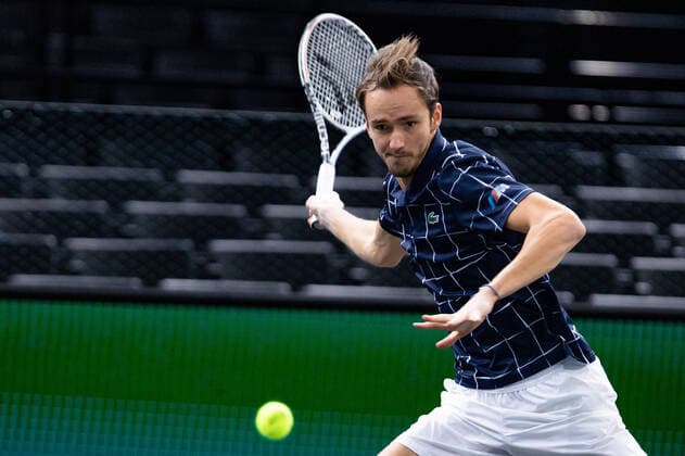 Paris, France le 6 novembre 2020 - Le Russe Daniil MEDVEDEV contre l Argentin Diego SCHWARTZMAN lors du Quart de finale de tennis en simple masculin au cinquieme jour du tournoi de tennis en salle ATP, Tennis Herren World Tour Masters 1000 - Paris Masters (Paris Bercy) - a l Arena AccorHotels. Daniil MEDVEDEV of Russia against Diego SCHWARTZMAN of Argentina during their Quarter Final men s singles tennis match on day 5 at the ATP World Tour Masters 1000 - Paris Masters (Paris Bercy) - indoor tennis tournament at The AccorHotels Arena in Paris on November 6, 2020.  Copyright: xAurelienxMorissardx