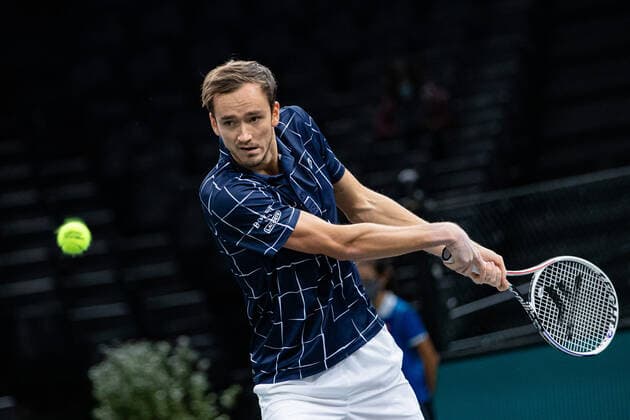 Paris, France le 6 novembre 2020 - Le Russe Daniil MEDVEDEV contre l Argentin Diego SCHWARTZMAN lors du Quart de finale de tennis en simple masculin au cinquieme jour du tournoi de tennis en salle ATP, Tennis Herren World Tour Masters 1000 - Paris Masters (Paris Bercy) - a l Arena AccorHotels. Daniil MEDVEDEV of Russia against Diego SCHWARTZMAN of Argentina during their Quarter Final men s singles tennis match on day 5 at the ATP World Tour Masters 1000 - Paris Masters (Paris Bercy) - indoor tennis tournament at The AccorHotels Arena in Paris on November 6, 2020.  Copyright: xAurelienxMorissardx