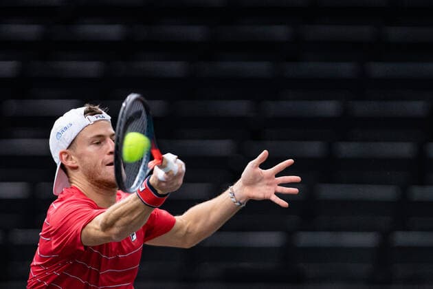 Paris, France le 6 novembre 2020 - L Argentin Diego SCHWARTZMAN contre le Russe Daniil MEDVEDEV lors du Quart de finale de tennis en simple masculin au cinquieme jour du tournoi de tennis en salle ATP, Tennis Herren World Tour Masters 1000 - Paris Masters (Paris Bercy) - a l Arena AccorHotels. Diego SCHWARTZMAN of Argentina against Daniil MEDVEDEV of Russia during their Quarter Final men s singles tennis match on day 5 at the ATP World Tour Masters 1000 - Paris Masters (Paris Bercy) - indoor tennis tournament at The AccorHotels Arena in Paris on November 6, 2020.  Copyright: xAurelienxMorissardx