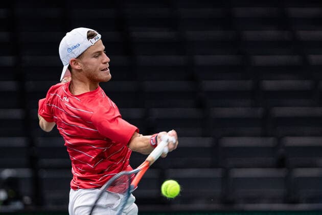 Paris, France le 6 novembre 2020 - L Argentin Diego SCHWARTZMAN contre le Russe Daniil MEDVEDEV lors du Quart de finale de tennis en simple masculin au cinquieme jour du tournoi de tennis en salle ATP, Tennis Herren World Tour Masters 1000 - Paris Masters (Paris Bercy) - a l Arena AccorHotels. Diego SCHWARTZMAN of Argentina against Daniil MEDVEDEV of Russia during their Quarter Final men s singles tennis match on day 5 at the ATP World Tour Masters 1000 - Paris Masters (Paris Bercy) - indoor tennis tournament at The AccorHotels Arena in Paris on November 6, 2020.  Copyright: xAurelienxMorissardx