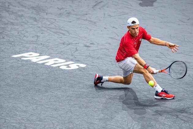 Paris, France le 6 novembre 2020 - L Argentin Diego SCHWARTZMAN contre le Russe Daniil MEDVEDEV lors du Quart de finale de tennis en simple masculin au cinquieme jour du tournoi de tennis en salle ATP, Tennis Herren World Tour Masters 1000 - Paris Masters (Paris Bercy) - a l Arena AccorHotels. Diego SCHWARTZMAN of Argentina against Daniil MEDVEDEV of Russia during their Quarter Final men s singles tennis match on day 5 at the ATP World Tour Masters 1000 - Paris Masters (Paris Bercy) - indoor tennis tournament at The AccorHotels Arena in Paris on November 6, 2020.  Copyright: xAurelienxMorissardx