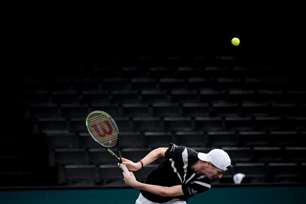 Ugo Humbert (Fra) prenant une balle de service a 229 km h de Milos Raonic (Can) TENNIS : Rolex Paris Masters - 06 11 2020 JBAutissier Panoramic 