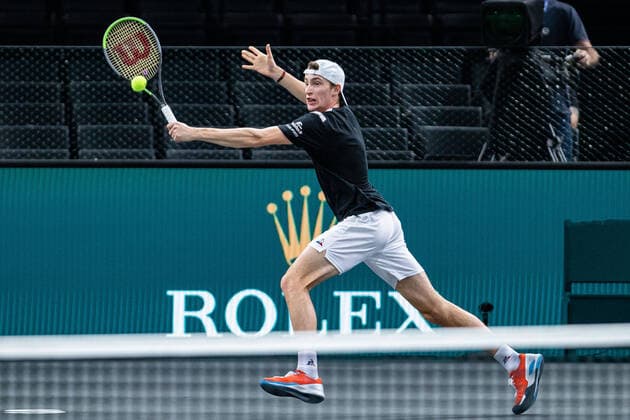 Paris, France le 6 novembre 2020 - Le Francais Ugo HUMBERT contre le Canadien Milos RAONIC lors du Quart de finale de tennis en simple masculin au cinquieme jour du tournoi de tennis en salle ATP, Tennis Herren World Tour Masters 1000 - Paris Masters (Paris Bercy) - a l Arena AccorHotels. Ugo HUMBERT of France against Milos RAONIC of Canada during their Quarter Final men s singles tennis match on day 5 at the ATP World Tour Masters 1000 - Paris Masters (Paris Bercy) - indoor tennis tournament at The AccorHotels Arena in Paris on November 6, 2020.  Copyright: xAurelienxMorissardx