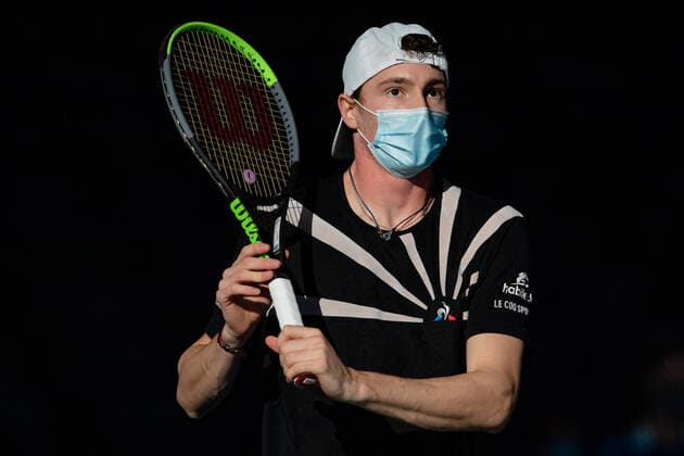 Paris, France le 6 novembre 2020 - Le Francais Ugo HUMBERT contre le Canadien Milos RAONIC lors du Quart de finale de tennis en simple masculin au cinquieme jour du tournoi de tennis en salle ATP, Tennis Herren World Tour Masters 1000 - Paris Masters (Paris Bercy) - a l Arena AccorHotels. Ugo HUMBERT of France against Milos RAONIC of Canada during their Quarter Final men s singles tennis match on day 5 at the ATP World Tour Masters 1000 - Paris Masters (Paris Bercy) - indoor tennis tournament at The AccorHotels Arena in Paris on November 6, 2020.  Copyright: xAurelienxMorissardx
