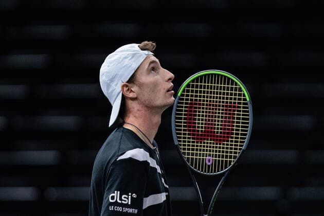 Paris, France le 6 novembre 2020 - Le Francais Ugo HUMBERT contre le Canadien Milos RAONIC lors du Quart de finale de tennis en simple masculin au cinquieme jour du tournoi de tennis en salle ATP, Tennis Herren World Tour Masters 1000 - Paris Masters (Paris Bercy) - a l Arena AccorHotels. Ugo HUMBERT of France against Milos RAONIC of Canada during their Quarter Final men s singles tennis match on day 5 at the ATP World Tour Masters 1000 - Paris Masters (Paris Bercy) - indoor tennis tournament at The AccorHotels Arena in Paris on November 6, 2020.  Copyright: xAurelienxMorissardx