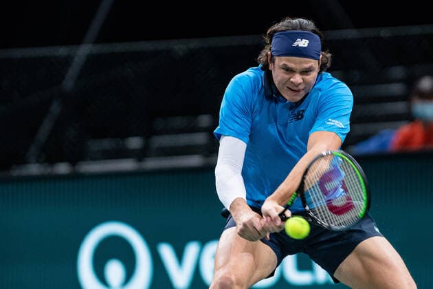 Paris, France le 6 novembre 2020 - Le Canadien Milos RAONIC contre le Francais Ugo HUMBERT lors du Quart de finale de tennis en simple masculin au cinquieme jour du tournoi de tennis en salle ATP, Tennis Herren World Tour Masters 1000 - Paris Masters (Paris Bercy) - a l Arena AccorHotels. Milos RAONIC of Canada against Ugo HUMBERT of France during their Quarter Final men s singles tennis match on day 5 at the ATP World Tour Masters 1000 - Paris Masters (Paris Bercy) - indoor tennis tournament at The AccorHotels Arena in Paris on November 6, 2020.  Copyright: xAurelienxMorissardx