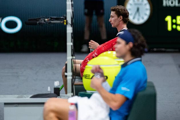 Paris, France le 6 novembre 2020 - Le Francais Ugo HUMBERT contre le Canadien Milos RAONIC lors du Quart de finale de tennis en simple masculin au cinquieme jour du tournoi de tennis en salle ATP, Tennis Herren World Tour Masters 1000 - Paris Masters (Paris Bercy) - a l Arena AccorHotels. Ugo HUMBERT of France against Milos RAONIC of Canada during their Quarter Final men s singles tennis match on day 5 at the ATP World Tour Masters 1000 - Paris Masters (Paris Bercy) - indoor tennis tournament at The AccorHotels Arena in Paris on November 6, 2020.  Copyright: xAurelienxMorissardx