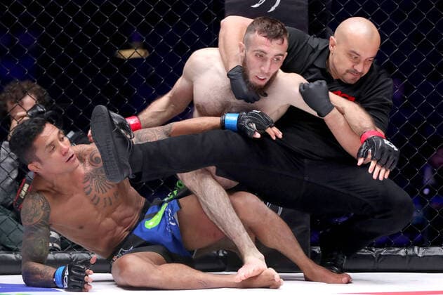Bilder des Jahres 2020, Sport 11 November Sport Themen der Woche KW45 Sport Bilder des Tages MOSCOW, RUSSIA - NOVEMBER 6, 2020: Brazilian bantamweight fighter Walter Pereira Jr. (L) and his Russian rival Shamil Shakhbulatov struggle in their main card bout as part of ACA 113, an MMA tournament held by Absolute Championship Akhmat at VTB Arena. Sergei Savostyanov TASS  TS0ED594