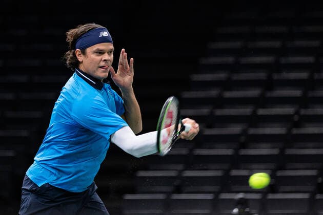 Paris, France le 7 novembre 2020 - Le Canadien Milos RAONIC contre le Russe Daniil MEDVEDEV lors de la demi-finale de tennis en simple masculin au cinquieme jour du tournoi de tennis en salle ATP, Tennis Herren World Tour Masters 1000 - Paris Masters (Paris Bercy) - a l Arena AccorHotels. Milos RAONIC of Canada against Daniil MEDVEDEV of Russia during their Semi Final men s singles tennis match on day 5 at the ATP World Tour Masters 1000 - Paris Masters (Paris Bercy) - indoor tennis tournament at The AccorHotels Arena in Paris on November 7, 2020.  Copyright: xAurelienxMorissardx