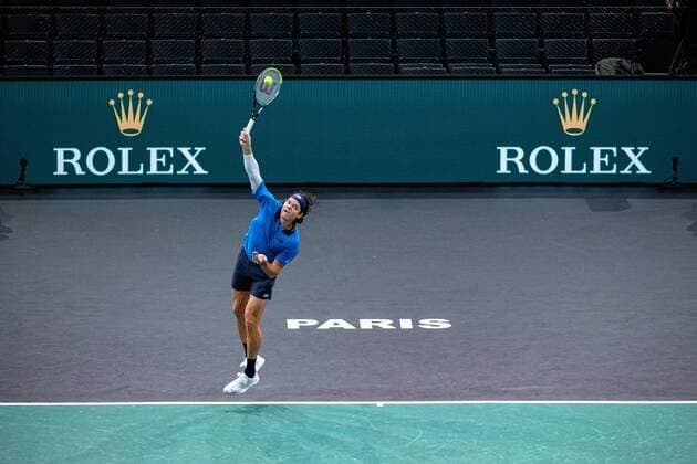 Paris, France le 7 novembre 2020 - Le Canadien Milos RAONIC contre le Russe Daniil MEDVEDEV lors de la demi-finale de tennis en simple masculin au cinquieme jour du tournoi de tennis en salle ATP, Tennis Herren World Tour Masters 1000 - Paris Masters (Paris Bercy) - a l Arena AccorHotels. Milos RAONIC of Canada against Daniil MEDVEDEV of Russia during their Semi Final men s singles tennis match on day 5 at the ATP World Tour Masters 1000 - Paris Masters (Paris Bercy) - indoor tennis tournament at The AccorHotels Arena in Paris on November 7, 2020.  Copyright: xAurelienxMorissardx
