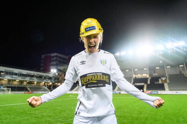 201107 Gothenburgs Rebecka Blomqvist cheers for the Swedish Championship gold after the football match in the Damallsvenskan between Linköping and Kopparbergs Gothenburg on November 7, 2020 in Linköping,  Copyright: MAXIMxTHORE BB201107BB827