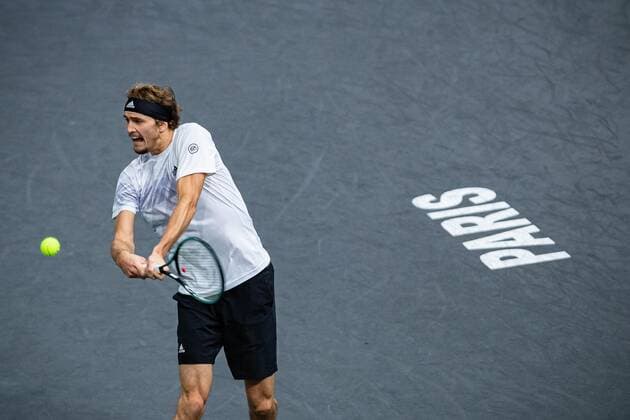 Paris, France le 7 novembre 2020 - L Allemand Alexander ZVEREV contre l Espagnol Rafael NADAL lors de la demi-finale de tennis en simple masculin au cinquieme jour du tournoi de tennis en salle ATP, Tennis Herren World Tour Masters 1000 - Paris Masters (Paris Bercy) - a l Arena AccorHotels. Alexander ZVEREV of Germany against Rafael NADAL of Spain during their Semi Final men s singles tennis match on day 5 at the ATP World Tour Masters 1000 - Paris Masters (Paris Bercy) - indoor tennis tournament at The AccorHotels Arena in Paris on November 7, 2020.  Copyright: xAurelienxMorissardx