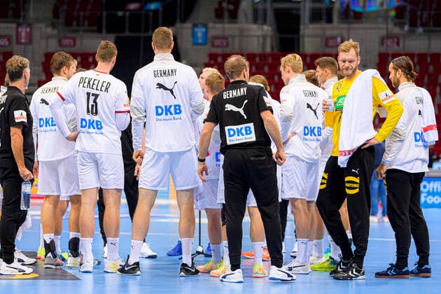 Düsseldorf, Germany 05 November 2020 Men EHF EM 2022 Qualification, Group 2, Germany vs. Bosnia Herzegovina the team of Germany in the time-out, Johannes Bitter Germany TVB Stuttgart Düsseldorf ISS Dome Nordrhein Westfalen Germany