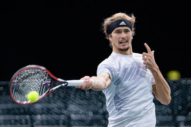 Paris, France le 8 novembre 2020 - L Allemand Alexander ZVEREV contre le Russe Daniil MEDVEDEV lors de la finale de tennis en simple masculin du tournoi de tennis en salle ATP, Tennis Herren World Tour Masters 1000 - Paris Masters (Paris Bercy) - a l Arena AccorHotels. Alexander ZVEREV of Germany against Daniil MEDVEDEV of Russia during their Final men s singles tennis match at the ATP World Tour Masters 1000 - Paris Masters (Paris Bercy) - indoor tennis tournament at The AccorHotels Arena in Paris on November 8, 2020.  Copyright: xAurelienxMorissardx
