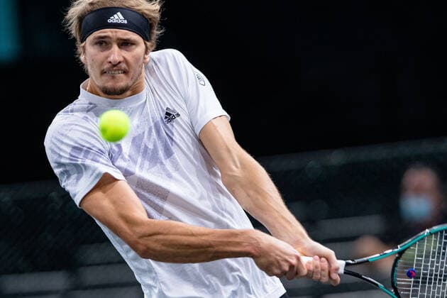 Paris, France le 8 novembre 2020 - L Allemand Alexander ZVEREV contre le Russe Daniil MEDVEDEV lors de la finale de tennis en simple masculin du tournoi de tennis en salle ATP, Tennis Herren World Tour Masters 1000 - Paris Masters (Paris Bercy) - a l Arena AccorHotels. Alexander ZVEREV of Germany against Daniil MEDVEDEV of Russia during their Final men s singles tennis match at the ATP World Tour Masters 1000 - Paris Masters (Paris Bercy) - indoor tennis tournament at The AccorHotels Arena in Paris on November 8, 2020.  Copyright: xAurelienxMorissardx