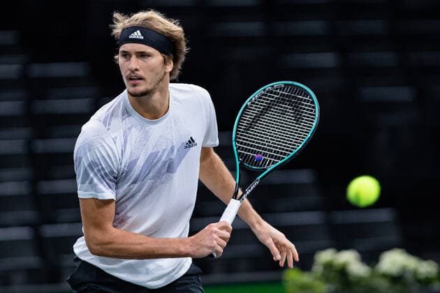Paris, France le 8 novembre 2020 - L Allemand Alexander ZVEREV contre le Russe Daniil MEDVEDEV lors de la finale de tennis en simple masculin du tournoi de tennis en salle ATP, Tennis Herren World Tour Masters 1000 - Paris Masters (Paris Bercy) - a l Arena AccorHotels. Alexander ZVEREV of Germany against Daniil MEDVEDEV of Russia during their Final men s singles tennis match at the ATP World Tour Masters 1000 - Paris Masters (Paris Bercy) - indoor tennis tournament at The AccorHotels Arena in Paris on November 8, 2020.  Copyright: xAurelienxMorissardx