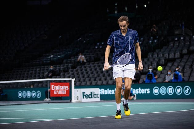 Paris, France le 8 novembre 2020 - Le Russe Daniil MEDVEDEV contre l Allemand Alexander ZVEREV lors de la finale de tennis en simple masculin du tournoi de tennis en salle ATP, Tennis Herren World Tour Masters 1000 - Paris Masters (Paris Bercy) - a l Arena AccorHotels. Daniil MEDVEDEV of Russia against Alexander ZVEREV of Germany during their Final men s singles tennis match at the ATP World Tour Masters 1000 - Paris Masters (Paris Bercy) - indoor tennis tournament at The AccorHotels Arena in Paris on November 8, 2020.  Copyright: xAurelienxMorissardx