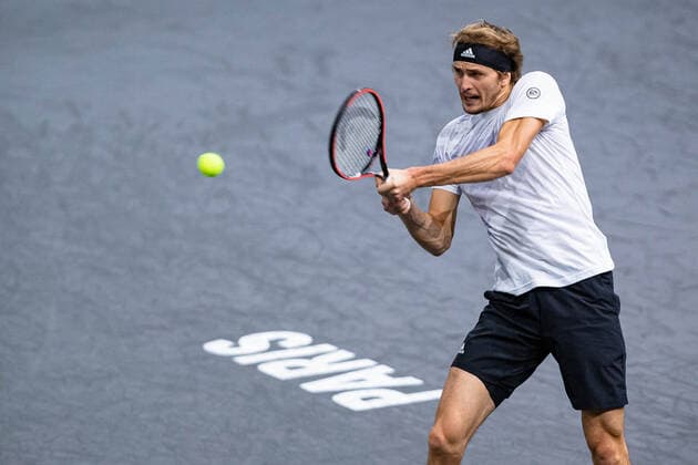 Paris, France le 8 novembre 2020 - L Allemand Alexander ZVEREV contre le Russe Daniil MEDVEDEV lors de la finale de tennis en simple masculin du tournoi de tennis en salle ATP, Tennis Herren World Tour Masters 1000 - Paris Masters (Paris Bercy) - a l Arena AccorHotels. Alexander ZVEREV of Germany against Daniil MEDVEDEV of Russia during their Final men s singles tennis match at the ATP World Tour Masters 1000 - Paris Masters (Paris Bercy) - indoor tennis tournament at The AccorHotels Arena in Paris on November 8, 2020.  Copyright: xAurelienxMorissardx