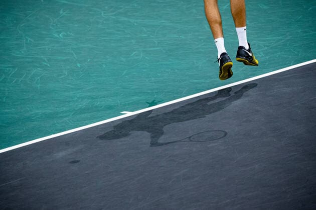 Paris, France le 8 novembre 2020 - Le Russe Daniil MEDVEDEV contre l Allemand Alexander ZVEREV lors de la finale de tennis en simple masculin du tournoi de tennis en salle ATP, Tennis Herren World Tour Masters 1000 - Paris Masters (Paris Bercy) - a l Arena AccorHotels. Daniil MEDVEDEV of Russia against Alexander ZVEREV of Germany during their Final men s singles tennis match at the ATP World Tour Masters 1000 - Paris Masters (Paris Bercy) - indoor tennis tournament at The AccorHotels Arena in Paris on November 8, 2020.  Copyright: xAurelienxMorissardx