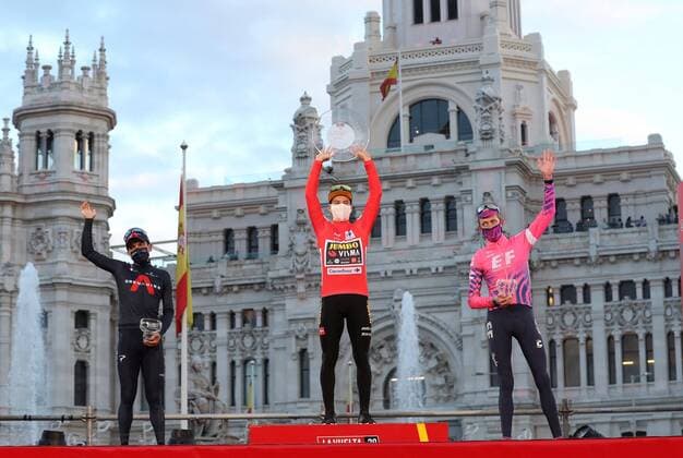 (L-R) Ecuadorian rider Richard Carapaz, of Ineos Grenadiers team, second place; Slovenian rider Primoz Roglic, of Jumbo-Visma team, first place; and British Hugh Carthy, of EF Pro Cycling, third place, celebrate on the podium following the final stage of the Vuelta a Espana 2020 cycling race, a 124.2 km race from La Zarzuela horse racecourse to Madrid, central Spain, 08 November 2020. Vuelta a Espana 2020 - Final stage !ACHTUNG: NUR REDAKTIONELLE NUTZUNG! Copyright: xKikoxHuescax GRAF6419 20201108-637404555293100540