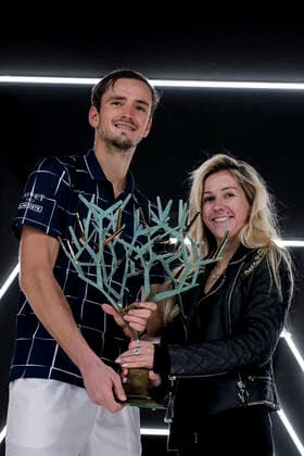 Daniil Medvedev (Rus) posant avec le trophee dans le tunnel d entree avec sa femme Daria Medvedeva TENNIS : Rolex Paris Masters - Finale - 08 11 2020 JBAutissier Panoramic 