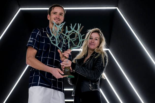 Daniil Medvedev (Rus) posant avec le trophee dans le tunnel d entree avec sa femme Daria Medvedeva TENNIS : Rolex Paris Masters - Finale - 08 11 2020 JBAutissier Panoramic 