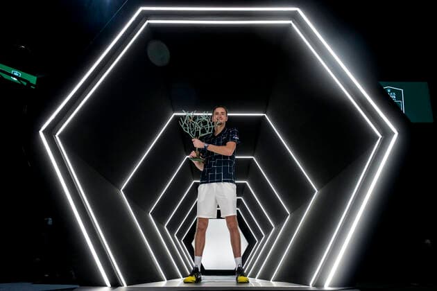 Daniil Medvedev (Rus) posant avec le trophee dans le tunnel d entree TENNIS : Rolex Paris Masters - Finale - 08 11 2020 JBAutissier Panoramic 