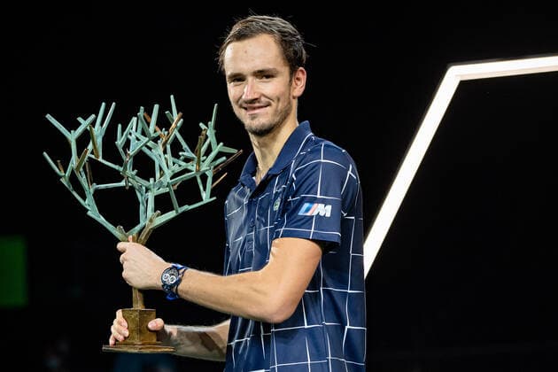 Paris, France le 8 novembre 2020 - Le Russe Daniil MEDVEDEV pose avec le trophee de la finale de tennis en simple masculin du tournoi de tennis en salle ATP, Tennis Herren World Tour Masters 1000 - Paris Masters (Paris Bercy) - a l Arena AccorHotels. Daniil MEDVEDEV of Russia poses with the trophy of the Final men s singles tennis match at the ATP World Tour Masters 1000 - Paris Masters (Paris Bercy) - indoor tennis tournament at The AccorHotels Arena in Paris on November 8, 2020.  Copyright: xAurelienxMorissardx