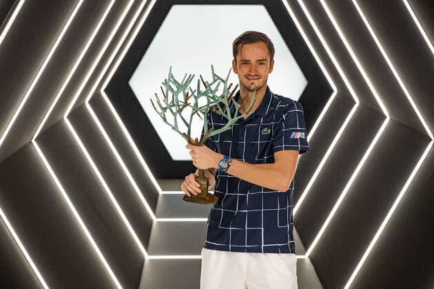 Paris, France le 8 novembre 2020 - Le Russe Daniil MEDVEDEV pose avec le trophee de la finale de tennis en simple masculin du tournoi de tennis en salle ATP, Tennis Herren World Tour Masters 1000 - Paris Masters (Paris Bercy) - a l Arena AccorHotels. Daniil MEDVEDEV of Russia poses with the trophy of the Final men s singles tennis match at the ATP World Tour Masters 1000 - Paris Masters (Paris Bercy) - indoor tennis tournament at The AccorHotels Arena in Paris on November 8, 2020.  Copyright: xAurelienxMorissardx