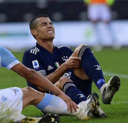 Bilder des Jahres 2020, Sport 11 November Sport Themen der Woche KW45 (201109) -- ROME, Nov. 9, 2020 -- FC Juventus Cristiano Ronaldo reacts after getting injured during a Serie A football match between Lazio and FC Juventus in Rome, Italy, Nov. 8, 2020. (Photo by Augusto Casasoli Xinhua) (SP)ITALY-ROME-FOOTBALL-SERIE A-LAZIO VS JUVENTUS ChengxTingting 