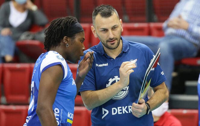 Stuttgart , Volleyball Bundesliga Allianz MTV Stuttgart vs SC Potsdam , from left Krystal Rivers Giannis Athanasopoulos Trainer Stuttgart
