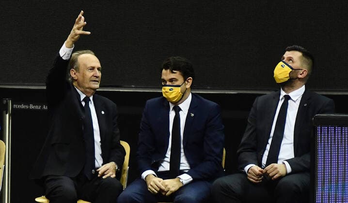 Aito Garcia Reneses Trainer ALBA , Israel Gonzalez Co Trainer ALBA , Sebastian Trzcionka Co Trainer ALBA , on the Trainer Bench ALBA Berlin Fraport Skyliners Frankfurt Basketball, easy Credit BBL , Men, Men, Men, Men, Season 2020 2021 Berlin, 8 11 2020, Mercedes Benz Arena