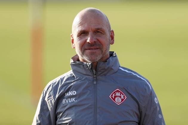 2 Bundesliga First training with Bernhard Trares 09 11 2020 The new head coach Bernhard Trares FC Wuerzburger Kickers at his first training session, Portrait, 2 Bundesliga, First training with Bernhard Trares, 09 11 2020, Randersacker, sports grounds at the sun chair Copyright: xBEAUTIFULxSPORTS JulienxChristx