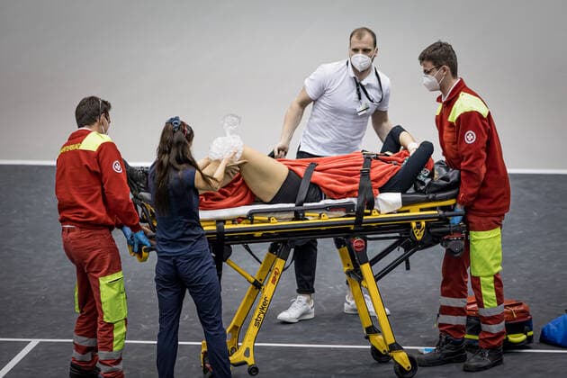 TENNIS - WTA, Tennis Damen Upper Austria Ladies Linz LINZ,AUSTRIA,09.NOV.20 - TENNIS - WTA Tour, Upper Austria Ladies Linz. Image shows Sabine Lisicki (GER) with medics. keywords: injury. GEPAxpictures xManfredxBinder