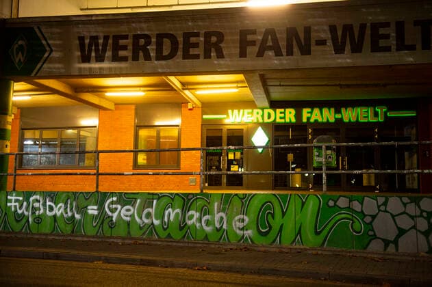 Soccer 1 Bundesliga, Season 2020 2021, 7 Matchday, SV Werder Bremen 1 FC Köln on 07 11 2020 at Weserstadion in Bremen Entrance from Werder Fan Welt, Grafitti football money making, DFL REGULATIONS PROHIBIT ANY USE OF PHOTOGRAPHS AS IMAGE SEQUENCES AND OR QUASI VIDEO Copyright: xChristopherxNeundorf Kirchnerx